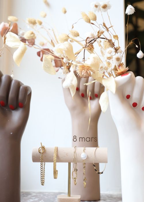 ig media video 17894837130420270 Votre agence de communication familiale & engagée Kezacréation Votre marque porte votre mission, votre histoire. Elle crée du lien. Pour attirer vos clients de cœur, elle doit être visible. Mais pas à n’importe quel prix. Être reconnue, oui. Mais le branding sans âme, non merci. Chez KezaCréation, nous plantons les graines d’une identité durable pour les marques ambitieuses. Celles qu’on reconnaît. Celles qu’on ressent.