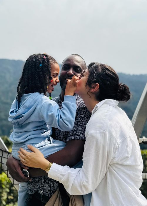 ig media video 17857753026582225 Votre agence de communication familiale & engagée Kezacréation Votre marque porte votre mission, votre histoire. Elle crée du lien. Pour attirer vos clients de cœur, elle doit être visible. Mais pas à n’importe quel prix. Être reconnue, oui. Mais le branding sans âme, non merci. Chez KezaCréation, nous plantons les graines d’une identité durable pour les marques ambitieuses. Celles qu’on reconnaît. Celles qu’on ressent.