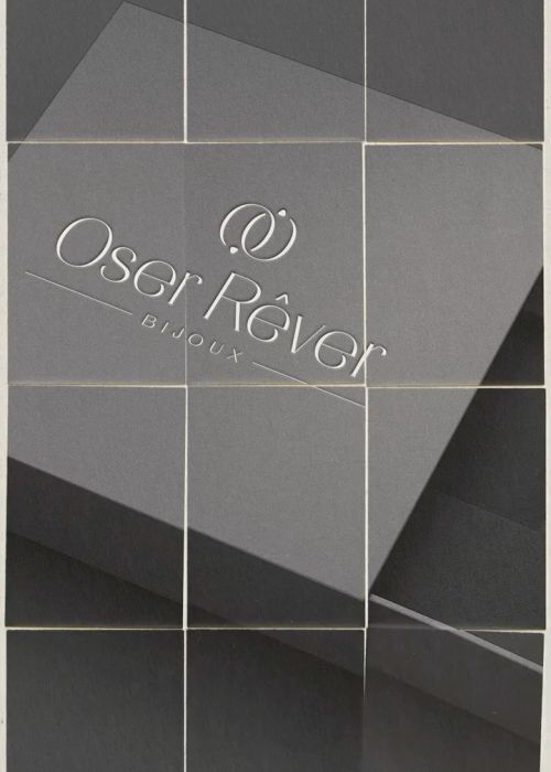 ig media video 18068330705462058 Votre agence de communication familiale & engagée Kezacréation Votre marque porte votre mission, votre histoire. Elle crée du lien. Pour attirer vos clients de cœur, elle doit être visible. Mais pas à n’importe quel prix. Être reconnue, oui. Mais le branding sans âme, non merci. Chez KezaCréation, nous plantons les graines d’une identité durable pour les marques ambitieuses. Celles qu’on reconnaît. Celles qu’on ressent.