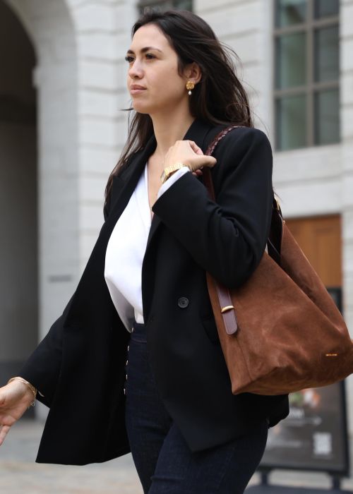 ig media video 18134864782501905 Votre agence de communication familiale & engagée Kezacréation Votre marque porte votre mission, votre histoire. Elle crée du lien. Pour attirer vos clients de cœur, elle doit être visible. Mais pas à n’importe quel prix. Être reconnue, oui. Mais le branding sans âme, non merci. Chez KezaCréation, nous plantons les graines d’une identité durable pour les marques ambitieuses. Celles qu’on reconnaît. Celles qu’on ressent.