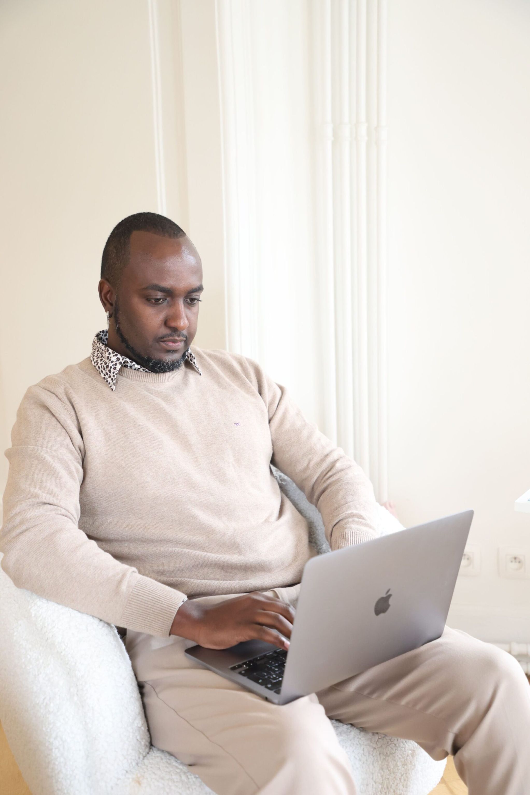 FVPR2373 scaled 091786c6 Votre agence de communication familiale & engagée Kezacréation Votre marque porte votre mission, votre histoire. Elle crée du lien. Pour attirer vos clients de cœur, elle doit être visible. Mais pas à n’importe quel prix. Être reconnue, oui. Mais le branding sans âme, non merci. Chez KezaCréation, nous plantons les graines d’une identité durable pour les marques ambitieuses. Celles qu’on reconnaît. Celles qu’on ressent.