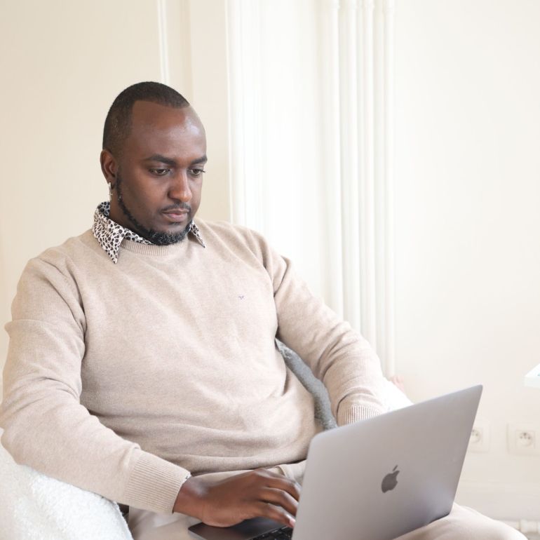 FVPR2373 scaled 16c9f208 Votre agence de communication familiale & engagée Kezacréation Votre marque porte votre mission, votre histoire. Elle crée du lien. Pour attirer vos clients de cœur, elle doit être visible. Mais pas à n’importe quel prix. Être reconnue, oui. Mais le branding sans âme, non merci. Chez KezaCréation, nous plantons les graines d’une identité durable pour les marques ambitieuses. Celles qu’on reconnaît. Celles qu’on ressent.