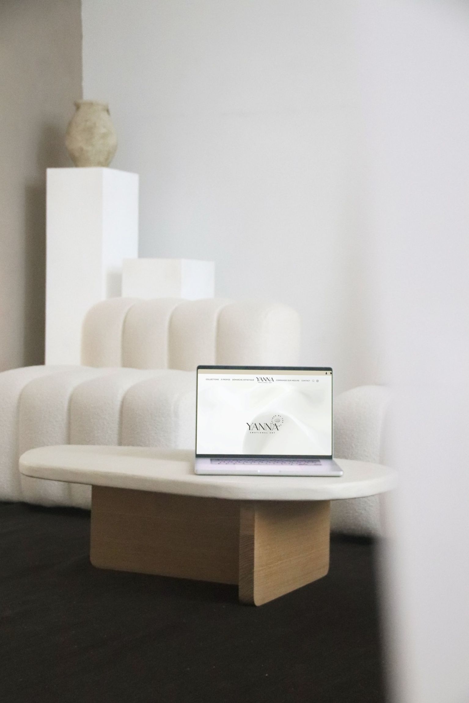 THE LOFT MOCKUP 9 copie 1e1e2ac5 Votre agence de communication familiale & engagée Kezacréation Votre marque porte votre mission, votre histoire. Elle crée du lien. Pour attirer vos clients de cœur, elle doit être visible. Mais pas à n’importe quel prix. Être reconnue, oui. Mais le branding sans âme, non merci. Chez KezaCréation, nous plantons les graines d’une identité durable pour les marques ambitieuses. Celles qu’on reconnaît. Celles qu’on ressent.