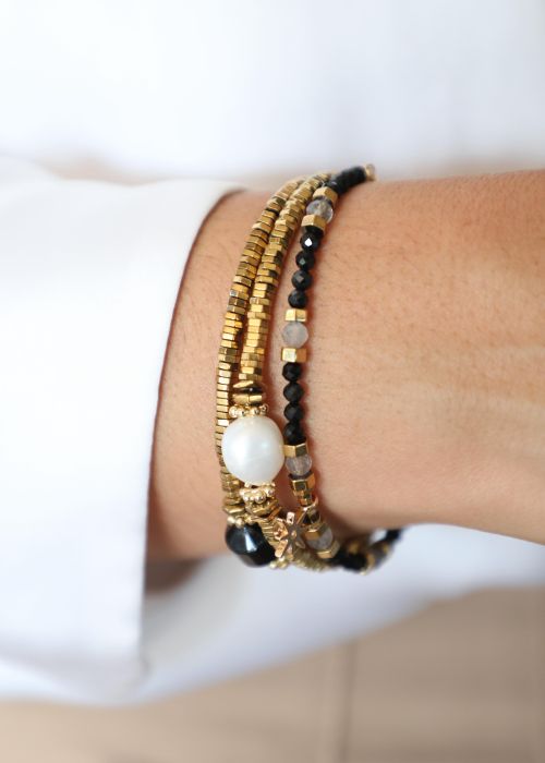 ig media video 18061030904389235 3e2c069c Votre agence de communication familiale & engagée Kezacréation Votre marque porte votre mission, votre histoire. Elle crée du lien. Pour attirer vos clients de cœur, elle doit être visible. Mais pas à n’importe quel prix. Être reconnue, oui. Mais le branding sans âme, non merci. Chez KezaCréation, nous plantons les graines d’une identité durable pour les marques ambitieuses. Celles qu’on reconnaît. Celles qu’on ressent.