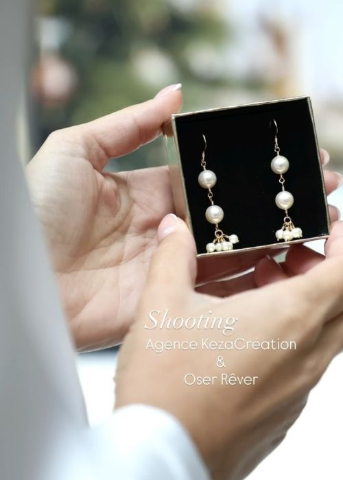 ig media video 17899989591335917 4a5334e5 Votre agence de communication familiale & engagée Kezacréation Votre marque porte votre mission, votre histoire. Elle crée du lien. Pour attirer vos clients de cœur, elle doit être visible. Mais pas à n’importe quel prix. Être reconnue, oui. Mais le branding sans âme, non merci. Chez KezaCréation, nous plantons les graines d’une identité durable pour les marques ambitieuses. Celles qu’on reconnaît. Celles qu’on ressent.