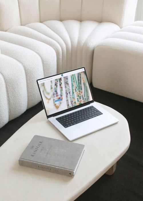 ig media video 17909274798256355 4c4ca748 Votre agence de communication familiale & engagée Kezacréation Votre marque porte votre mission, votre histoire. Elle crée du lien. Pour attirer vos clients de cœur, elle doit être visible. Mais pas à n’importe quel prix. Être reconnue, oui. Mais le branding sans âme, non merci. Chez KezaCréation, nous plantons les graines d’une identité durable pour les marques ambitieuses. Celles qu’on reconnaît. Celles qu’on ressent.