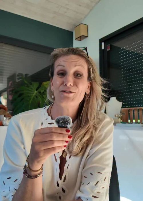 ig media video 18061030904389235 4d8aaf06 Votre agence de communication familiale & engagée Kezacréation Votre marque porte votre mission, votre histoire. Elle crée du lien. Pour attirer vos clients de cœur, elle doit être visible. Mais pas à n’importe quel prix. Être reconnue, oui. Mais le branding sans âme, non merci. Chez KezaCréation, nous plantons les graines d’une identité durable pour les marques ambitieuses. Celles qu’on reconnaît. Celles qu’on ressent.