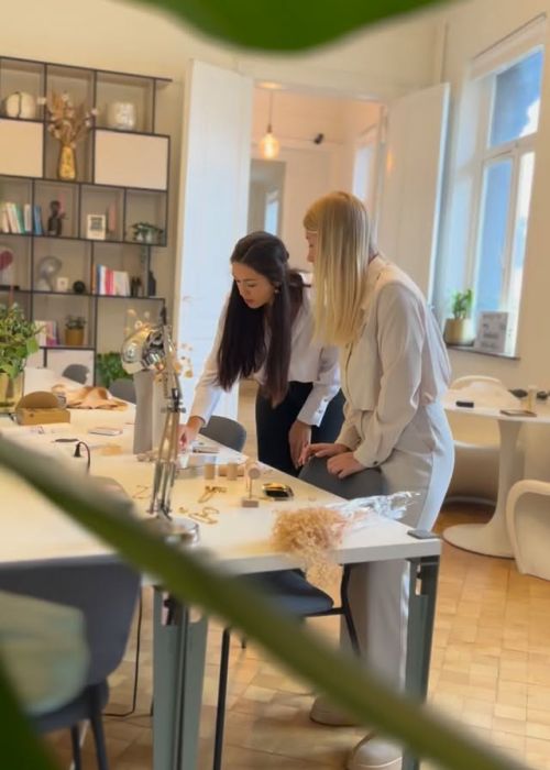 ig media video 18090438698062848 642ca9a9 Votre agence de communication familiale & engagée Kezacréation Votre marque porte votre mission, votre histoire. Elle crée du lien. Pour attirer vos clients de cœur, elle doit être visible. Mais pas à n’importe quel prix. Être reconnue, oui. Mais le branding sans âme, non merci. Chez KezaCréation, nous plantons les graines d’une identité durable pour les marques ambitieuses. Celles qu’on reconnaît. Celles qu’on ressent.