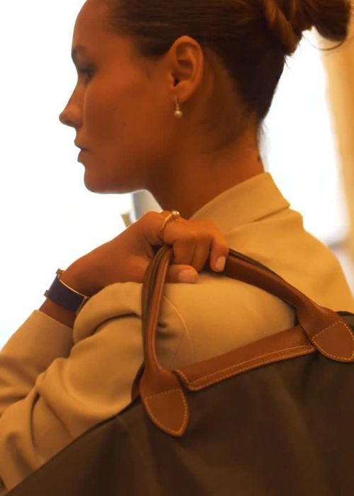 ig media video 18091107454896664 6c678904 Votre agence de communication familiale & engagée Kezacréation Votre marque porte votre mission, votre histoire. Elle crée du lien. Pour attirer vos clients de cœur, elle doit être visible. Mais pas à n’importe quel prix. Être reconnue, oui. Mais le branding sans âme, non merci. Chez KezaCréation, nous plantons les graines d’une identité durable pour les marques ambitieuses. Celles qu’on reconnaît. Celles qu’on ressent.