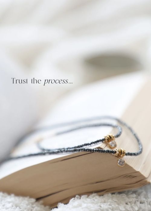 ig media video 18092938261752076 ce490951 Votre agence de communication familiale & engagée Kezacréation Votre marque porte votre mission, votre histoire. Elle crée du lien. Pour attirer vos clients de cœur, elle doit être visible. Mais pas à n’importe quel prix. Être reconnue, oui. Mais le branding sans âme, non merci. Chez KezaCréation, nous plantons les graines d’une identité durable pour les marques ambitieuses. Celles qu’on reconnaît. Celles qu’on ressent.