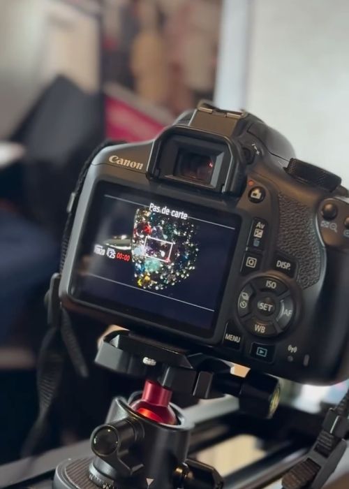 ig media video 18115271119717715 fb9c8317 Votre agence de communication familiale & engagée Kezacréation Votre marque porte votre mission, votre histoire. Elle crée du lien. Pour attirer vos clients de cœur, elle doit être visible. Mais pas à n’importe quel prix. Être reconnue, oui. Mais le branding sans âme, non merci. Chez KezaCréation, nous plantons les graines d’une identité durable pour les marques ambitieuses. Celles qu’on reconnaît. Celles qu’on ressent.