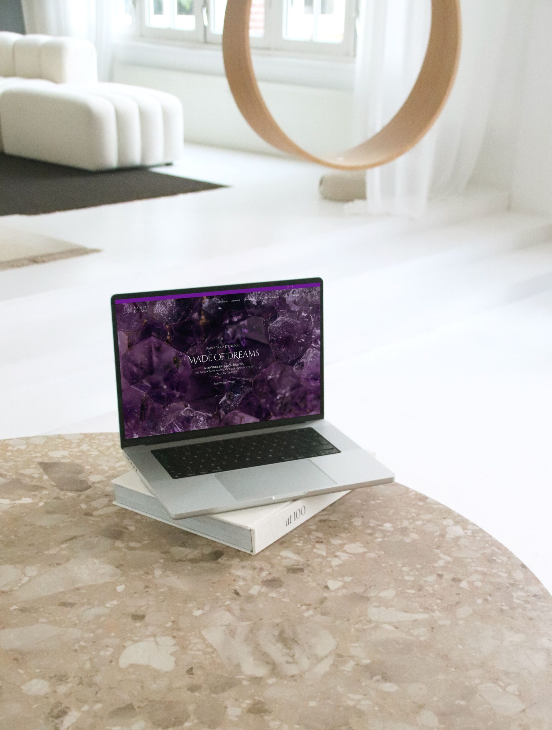 THE LOFT MOCKUP 7 copie scaled Votre agence de communication familiale & engagée Kezacréation Votre marque porte votre mission, votre histoire. Elle crée du lien. Pour attirer vos clients de cœur, elle doit être visible. Mais pas à n’importe quel prix. Être reconnue, oui. Mais le branding sans âme, non merci. Chez KezaCréation, nous plantons les graines d’une identité durable pour les marques ambitieuses. Celles qu’on reconnaît. Celles qu’on ressent.