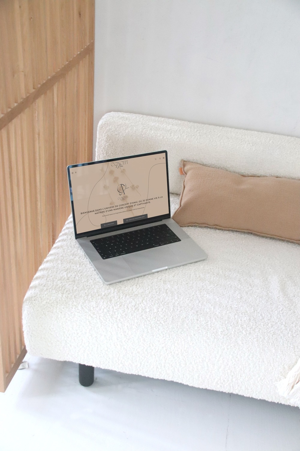 THE LOFT MOCKUP anai Votre agence de communication familiale & engagée Kezacréation Votre marque porte votre mission, votre histoire. Elle crée du lien. Pour attirer vos clients de cœur, elle doit être visible. Mais pas à n’importe quel prix. Être reconnue, oui. Mais le branding sans âme, non merci. Chez KezaCréation, nous plantons les graines d’une identité durable pour les marques ambitieuses. Celles qu’on reconnaît. Celles qu’on ressent.