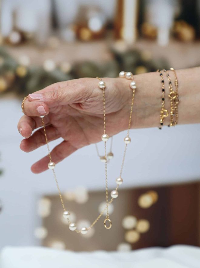 FV 0943 scaled 1a71d10a Votre agence de communication familiale & engagée Kezacréation Votre marque porte votre mission, votre histoire. Elle crée du lien. Pour attirer vos clients de cœur, elle doit être visible. Mais pas à n’importe quel prix. Être reconnue, oui. Mais le branding sans âme, non merci. Chez KezaCréation, nous plantons les graines d’une identité durable pour les marques ambitieuses. Celles qu’on reconnaît. Celles qu’on ressent.