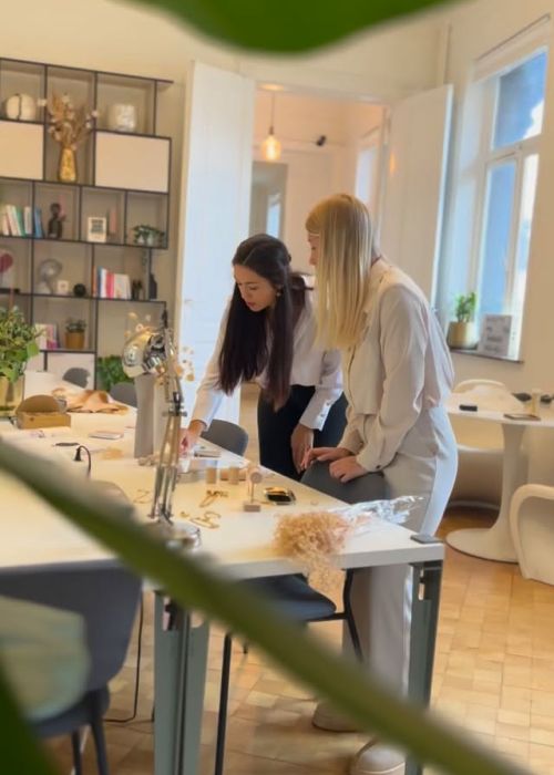 ig media video 18090438698062848 21938adf Votre agence de communication familiale & engagée Kezacréation Votre marque porte votre mission, votre histoire. Elle crée du lien. Pour attirer vos clients de cœur, elle doit être visible. Mais pas à n’importe quel prix. Être reconnue, oui. Mais le branding sans âme, non merci. Chez KezaCréation, nous plantons les graines d’une identité durable pour les marques ambitieuses. Celles qu’on reconnaît. Celles qu’on ressent.