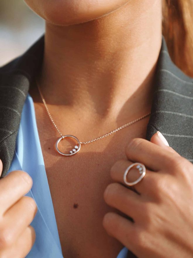 FV 7021 scaled 2a84b362 Votre agence de communication familiale & engagée Kezacréation Votre marque porte votre mission, votre histoire. Elle crée du lien. Pour attirer vos clients de cœur, elle doit être visible. Mais pas à n’importe quel prix. Être reconnue, oui. Mais le branding sans âme, non merci. Chez KezaCréation, nous plantons les graines d’une identité durable pour les marques ambitieuses. Celles qu’on reconnaît. Celles qu’on ressent.