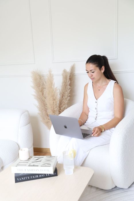 FV 7667 1 scaled 45339a3c Votre agence de communication familiale & engagée Kezacréation Votre marque porte votre mission, votre histoire. Elle crée du lien. Pour attirer vos clients de cœur, elle doit être visible. Mais pas à n’importe quel prix. Être reconnue, oui. Mais le branding sans âme, non merci. Chez KezaCréation, nous plantons les graines d’une identité durable pour les marques ambitieuses. Celles qu’on reconnaît. Celles qu’on ressent.