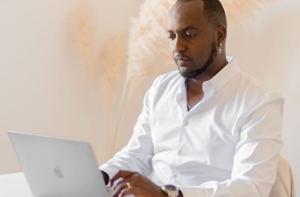 DSC 9469 2 1 scaled 8431862b Votre agence de communication familiale & engagée Kezacréation Votre marque porte votre mission, votre histoire. Elle crée du lien. Pour attirer vos clients de cœur, elle doit être visible. Mais pas à n’importe quel prix. Être reconnue, oui. Mais le branding sans âme, non merci. Chez KezaCréation, nous plantons les graines d’une identité durable pour les marques ambitieuses. Celles qu’on reconnaît. Celles qu’on ressent.