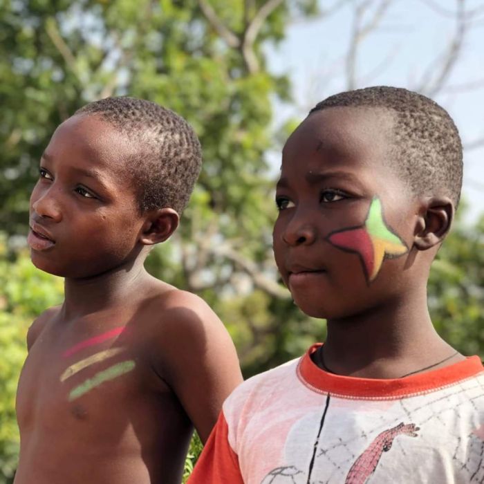 WhatsApp Image 2022 10 06 at 10.46.18 97ddafad Votre agence de communication familiale & engagée Kezacréation Votre marque porte votre mission, votre histoire. Elle crée du lien. Pour attirer vos clients de cœur, elle doit être visible. Mais pas à n’importe quel prix. Être reconnue, oui. Mais le branding sans âme, non merci. Chez KezaCréation, nous plantons les graines d’une identité durable pour les marques ambitieuses. Celles qu’on reconnaît. Celles qu’on ressent.