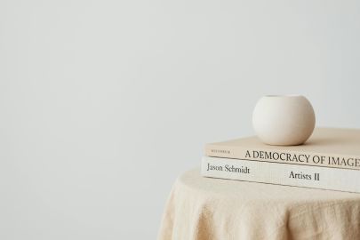 pexels karolina grabowska 6920369 f3548fb2 Votre agence de communication familiale & engagée Kezacréation Votre marque porte votre mission, votre histoire. Elle crée du lien. Pour attirer vos clients de cœur, elle doit être visible. Mais pas à n’importe quel prix. Être reconnue, oui. Mais le branding sans âme, non merci. Chez KezaCréation, nous plantons les graines d’une identité durable pour les marques ambitieuses. Celles qu’on reconnaît. Celles qu’on ressent.